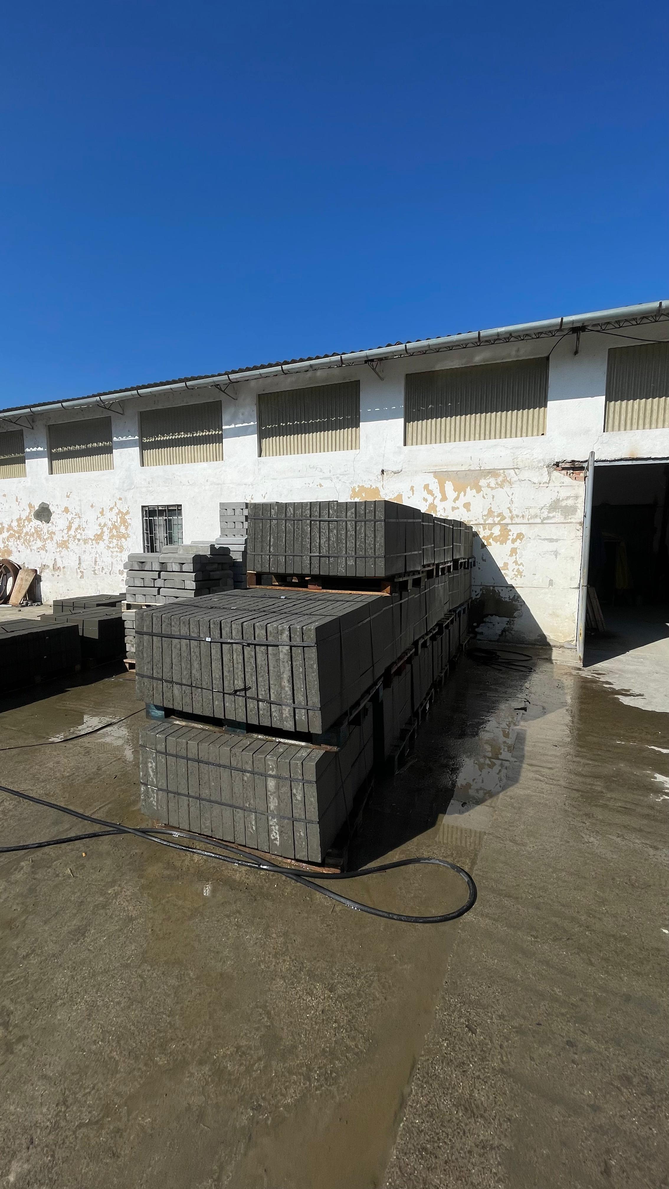 Dală Pătrată pavaj modern minimalist Mediaș — SIC Euro Arcada