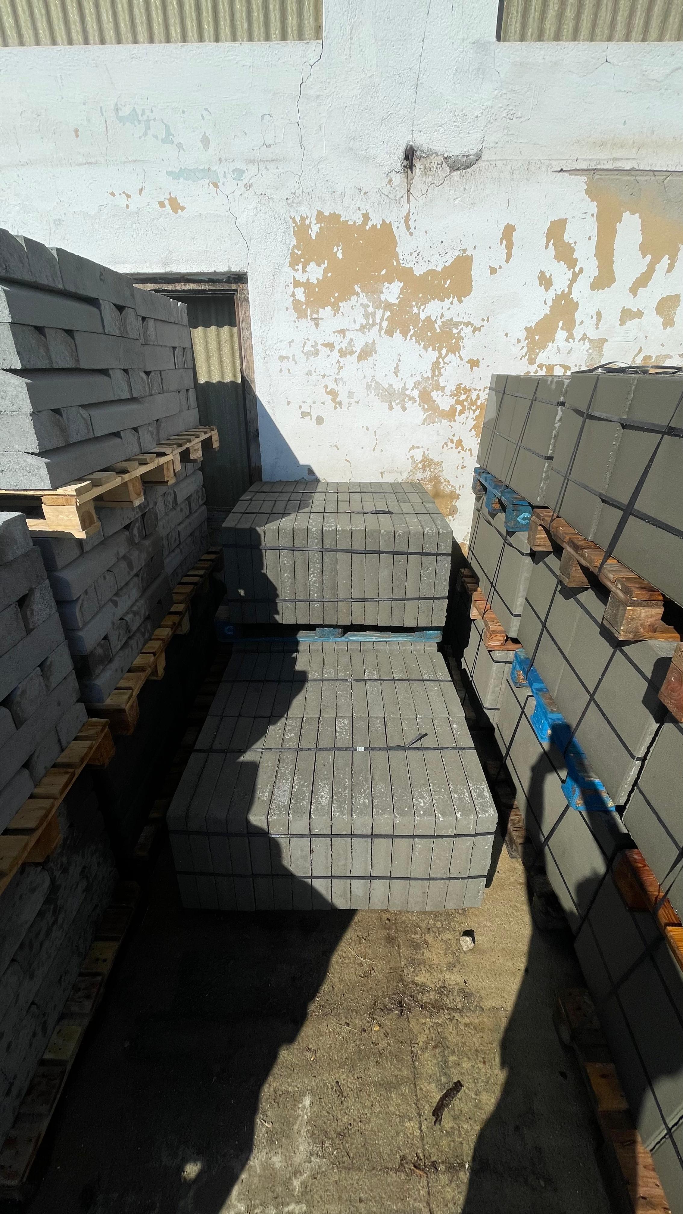 Dală Pătrată pavaj modern minimalist Mediaș — SIC Euro Arcada